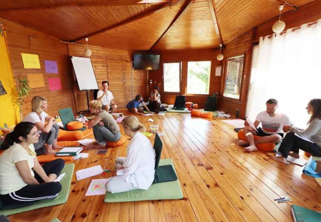 sala-de-actividades-interior-con-gruo-solterreno-650x450