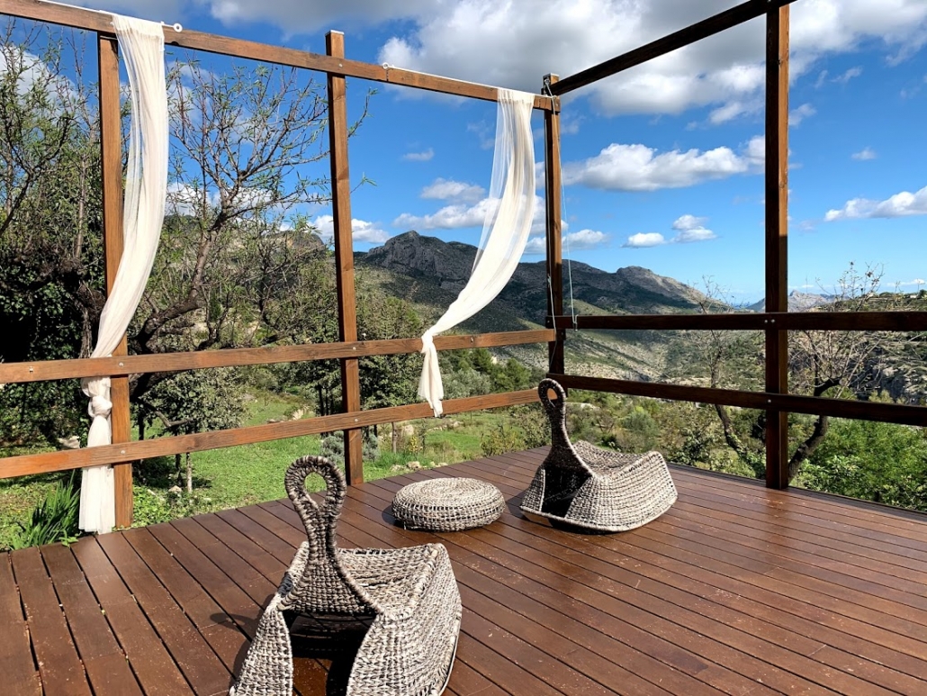 terraza-de-la-sala-con-asientos-en-solterreno-1030x773